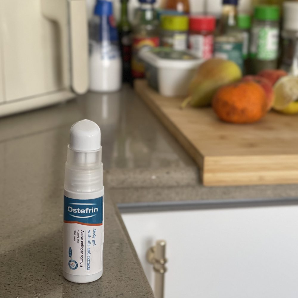 Gel Ostefrin 25 ml položený na dřevěné stoličce